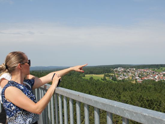 Schöne Aussichten: Viele Besucher haben auf dem neuen Schömberger Aussichtsturm „Himmelsglück“ den Blick in die Ferne schweifen lassen. Der Turm soll im Frühjahr um zwei weitere Attraktionen erweitert werden.