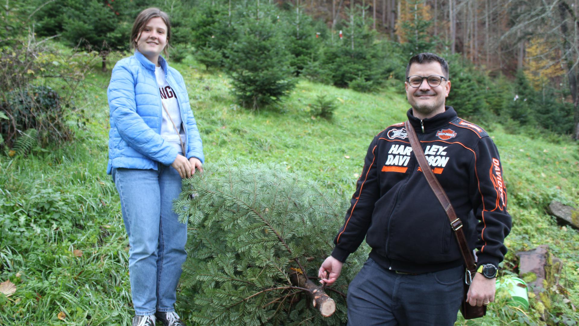 Fündig geworden: Holger Schwarz aus Büchenbronn und seine Tochter Charlotte haben ihren Weihnachtsbaum schon am ersten Verkaufstag gekauft.