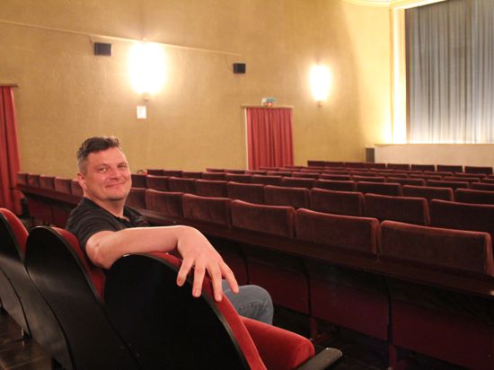 Kinoleiter Florian Hammann sitzt im Saal des Kurtheaters in Schömberg.