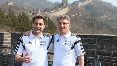 Konzentrieren sich auf 2022: Die beiden Mitglieder der Deutschen Fußballnationalmannschaft der Bürgermeister, Steffen Bochinger (links) und Carsten Lachenauer (hier bei einer China-Reise 2017) planen nach einem weiteren Jahr voller Spiel-Absagen für 2022 und 2023.