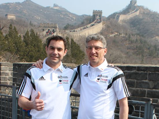 Konzentrieren sich auf 2022: Die beiden Mitglieder der Deutschen Fußballnationalmannschaft der Bürgermeister, Steffen Bochinger (links) und Carsten Lachenauer (hier bei einer China-Reise 2017) planen nach einem weiteren Jahr voller Spiel-Absagen für 2022 und 2023.