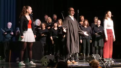 Als Höhepunkt des Jubiläumsjahrs „100 Jahre Chorverband Enz“ bezeichnete Peter Heinke das Musical „Fritz Bauer“, das im Rahmen des Festakts aufgeführt worden ist.