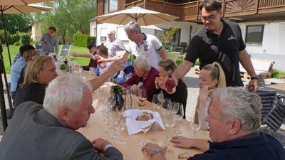 Im Mai schien bei der Verköstigung der Oechsle-Weine noch alles in Ordnung auf dem Weingut Sonnenhof in Gündelbach. Inzwischen hat Inhaber Martin Fischer (stehend, rechts) Insolvenz angemeldet und will seinen Betrieb gesundschrumpfen.