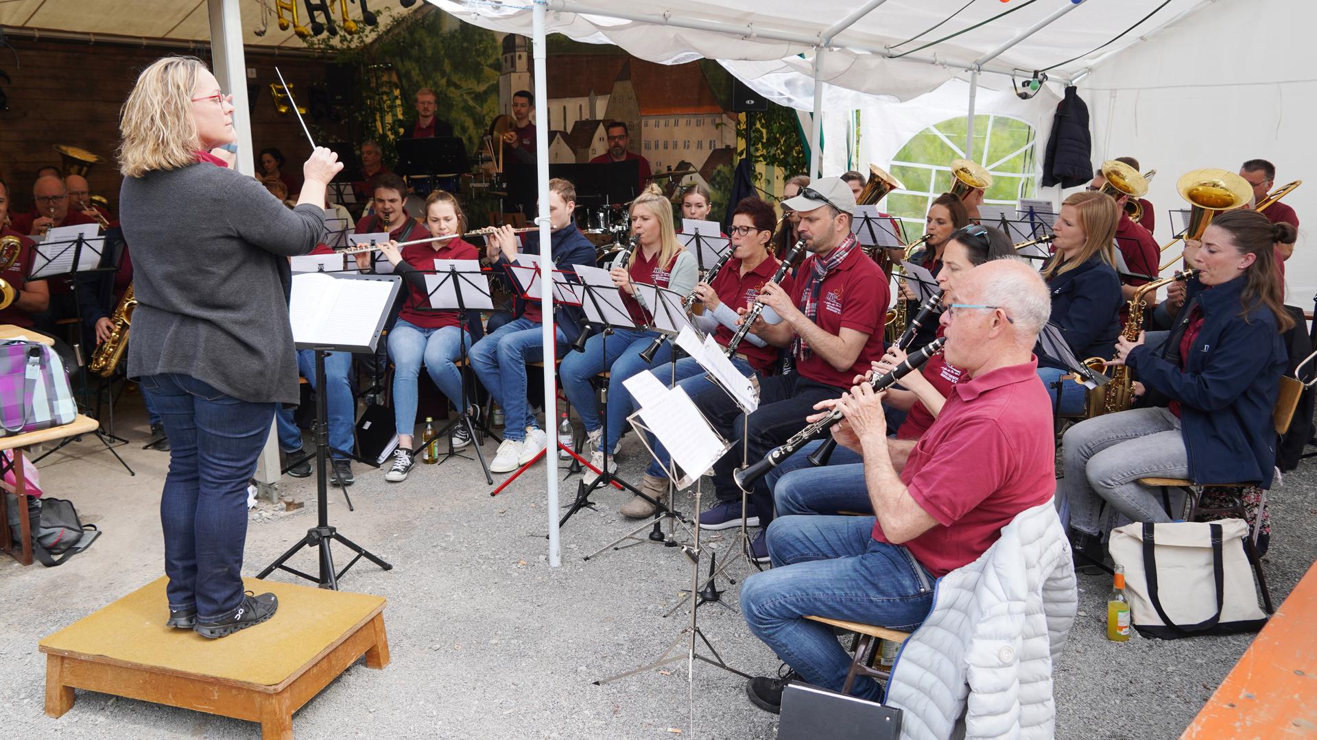 Mit Musik in den Mai: Mit einem kleinen Konzert hat Ersinger Musikverein bei seinem Fest auf dem Kirchberg den Mai begrüßt.