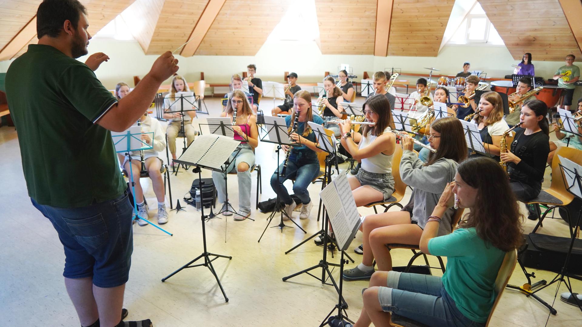 Im großen Orchester proben die Jugendlichen unter der Leitung von Christian Geltner die Stücke, die sie beim Abschlusskonzert am Freitag zu Gehör bringen wollen.