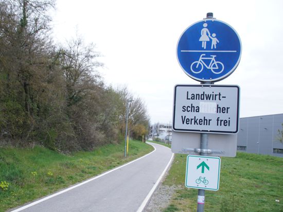 Radweg mit Schild, Ende bei Königsbach