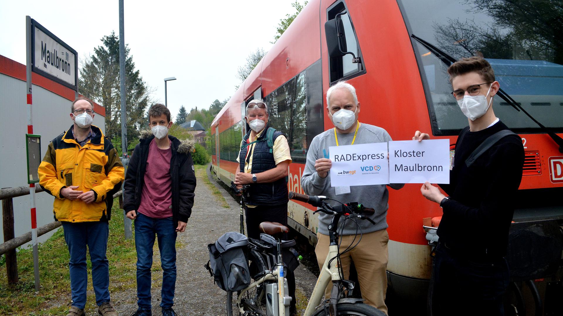 Exklusives Willkommen: VCD-Landesvorsitzender Matthias Lieb (Zweiter von rechts) und Zugbegleiter Marlon Frommer (ganz rechts) begrüßten die ersten Fahrgäste im Radexpress Kloster Maulbronn.