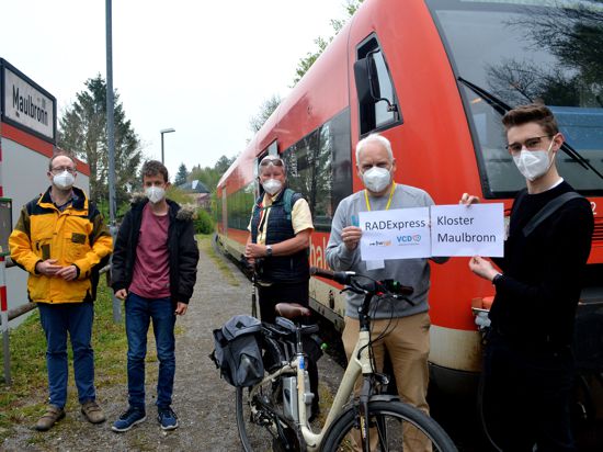 Exklusives Willkommen: VCD-Landesvorsitzender Matthias Lieb (Zweiter von rechts) und Zugbegleiter Marlon Frommer (ganz rechts) begrüßten die ersten Fahrgäste im Radexpress Kloster Maulbronn.