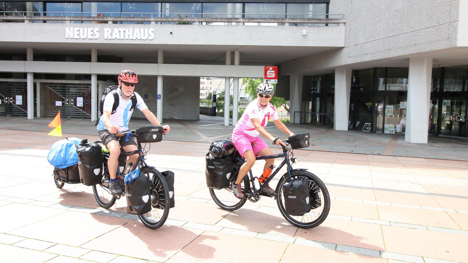 Reinhard und Doris Kappes aus Dürrn starten vor dem Pforzheimer Rathaus zu ihrer Pink-Ribbon-Radtour quer durch Deutschland.