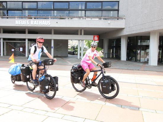 Reinhard und Doris Kappes aus Dürrn starten vor dem Pforzheimer Rathaus zu ihrer Pink-Ribbon-Radtour quer durch Deutschland.