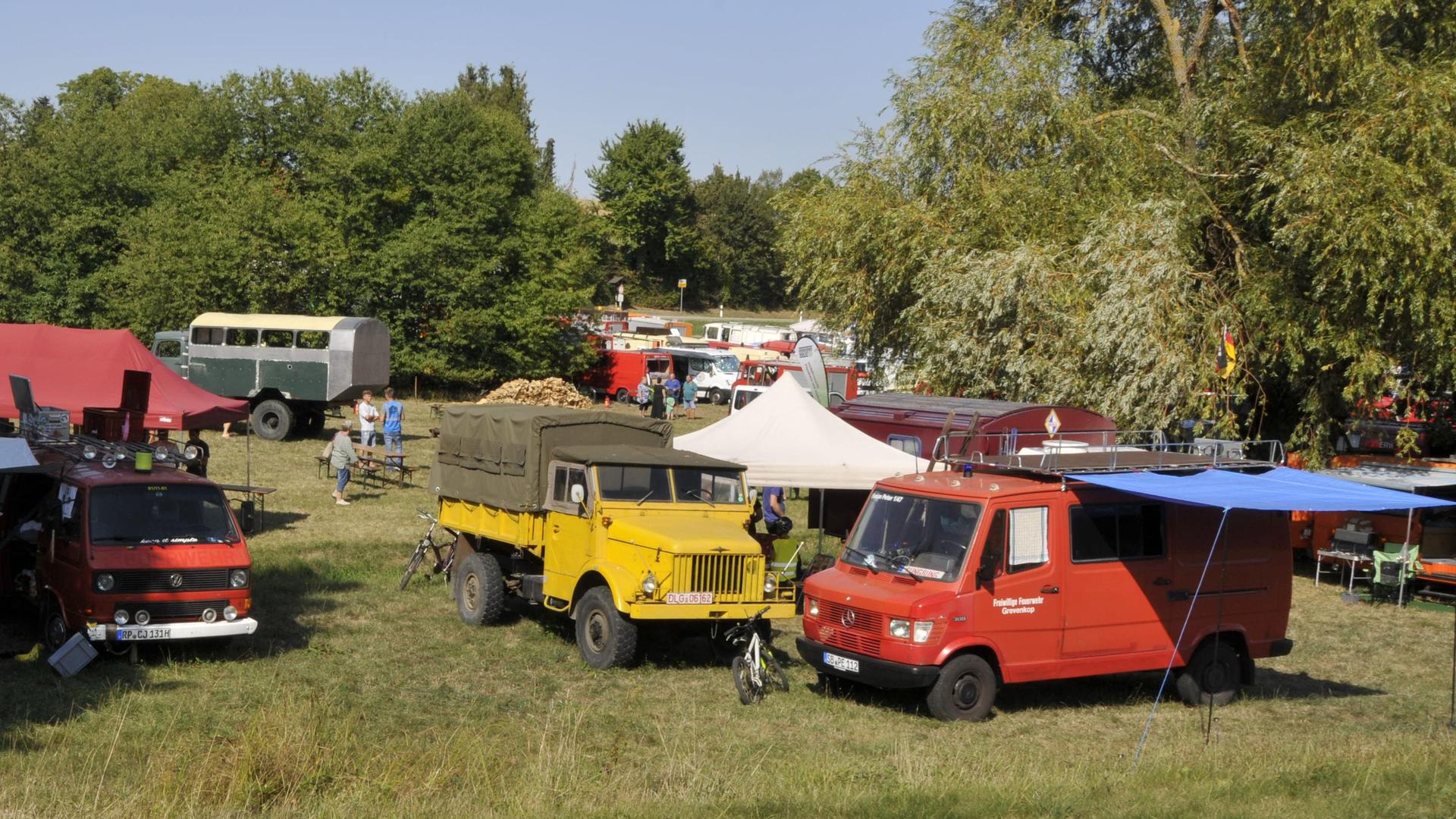 Ein Stellplatz ist noch frei. Mehr als 60 umgebaute ehemalige Behördenfahrzeuge waren am Wochenende in Keltern auf der Wiese zwischen Niebelsbach und Grenz versammelt