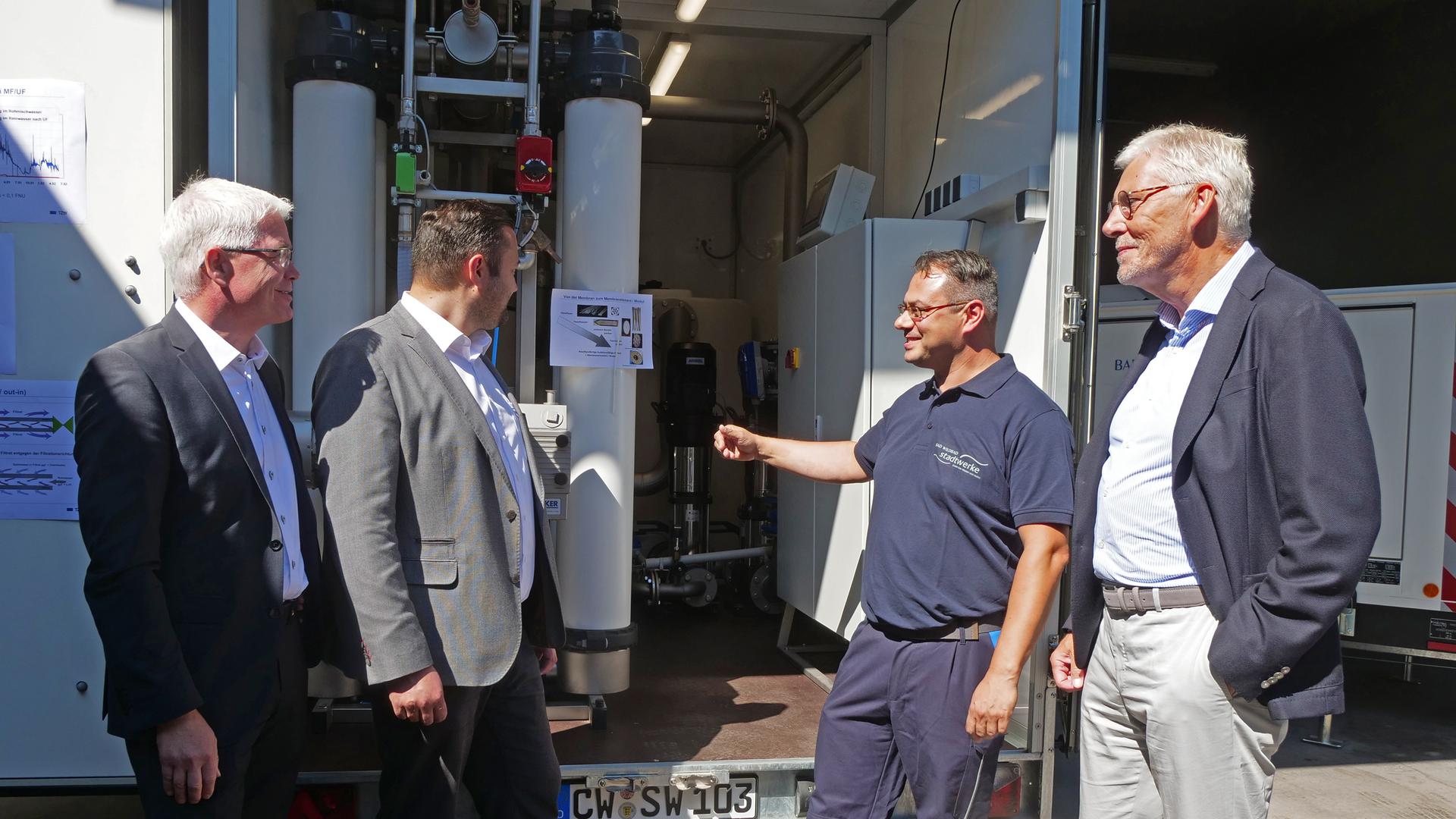 Peter Buhl, Marco Gauger, Dirk Baumann und Helmut Riegger (von links) stellen die mobile Trinkwasseraufbereitungsanlage vor, die im Notfall auch im Enzkreis zum Einsatz kommen würde.