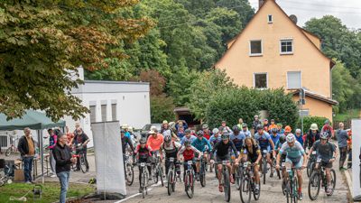Die Fahrräder starten in Unterreichenbach zum Bergzeitfahren. Kurz zuvor hatte Bürgermeister Carsten Lachenauer (links vorne) das Signal mit einer Pressluftfanfare gegeben.