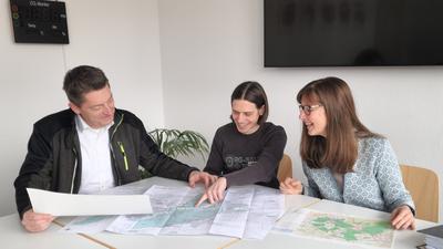 Das nächste Wasserschutzgebiet soll im südöstlichen Enzkreis ausgewiesen werden. Axel Frey, Michael Niekrawietz und Andrea Winter (von links) wissen, worauf es dabei ankommt. 