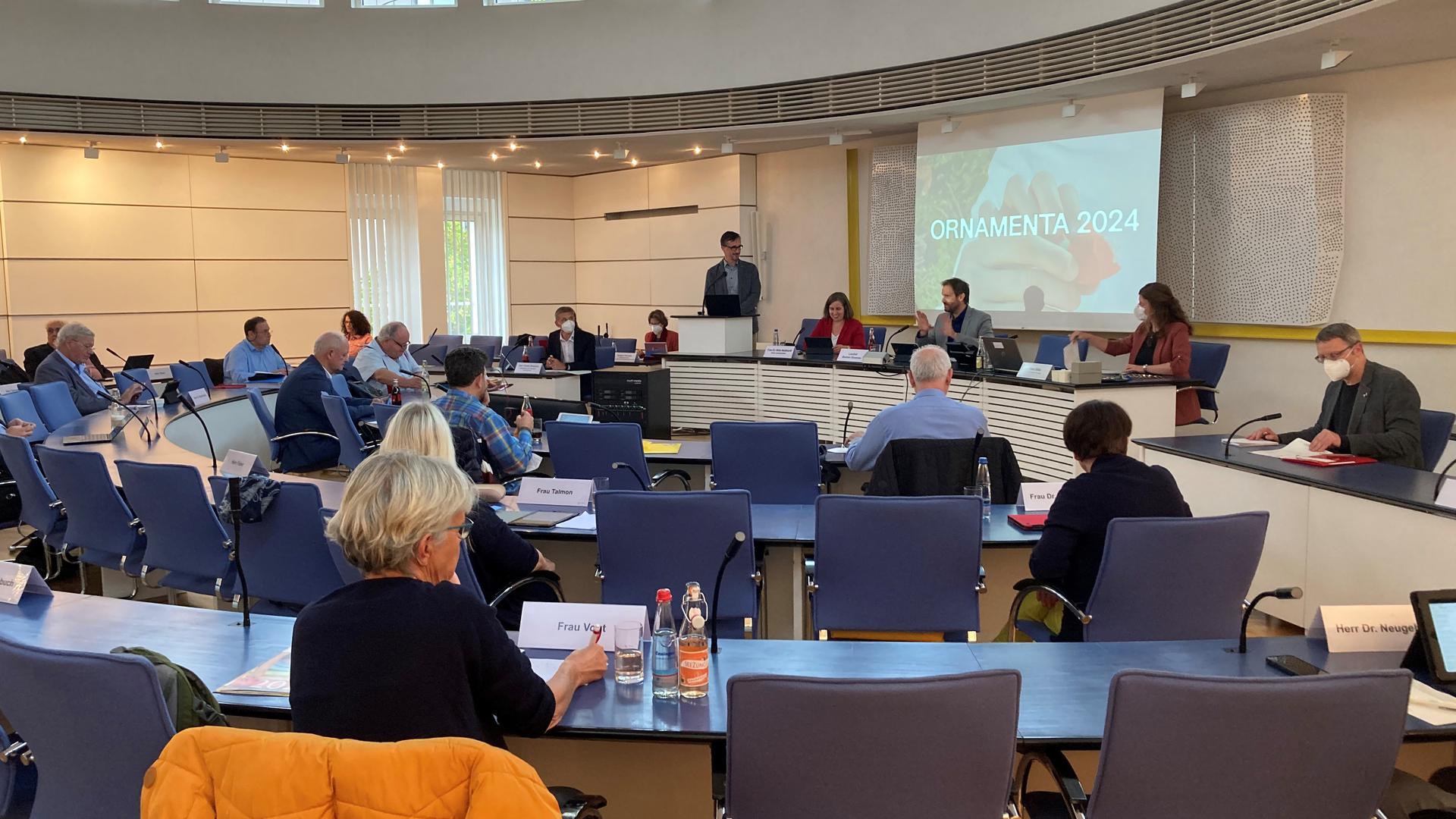 Infos zur Ornamenta: Christian Saalfrank (hinten, Mitte) warb bei der jüngsten Sitzung des Sozial-und Kulturausschusses dafür, dass sich die Enzkreis-Gemeinden an dem Kultur-Event 2024 beteiligen. 