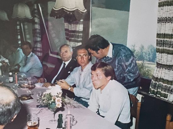 Der Kaiser hält Hof im Erlach. So titelte damals der Pforzheimer Kurier beim Besuch von Franz Beckenbauer 1986 beim 1. FC Birkenfeld. Für Fotograf Rolf Wolfinger war es ein Wiedersehen nach mehr als 25 Jahren.