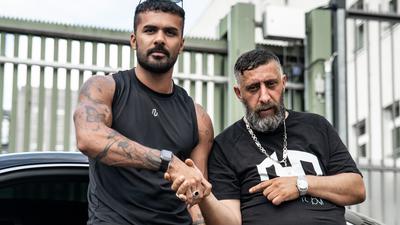 Schauspieler Kida Khodr Ramadan (rechts) und  Rafy Ahmed von der Birkenfelder Sportswear-Firma Morotai vor dem Gefängnis im Berliner Stadtteil Köpenick.