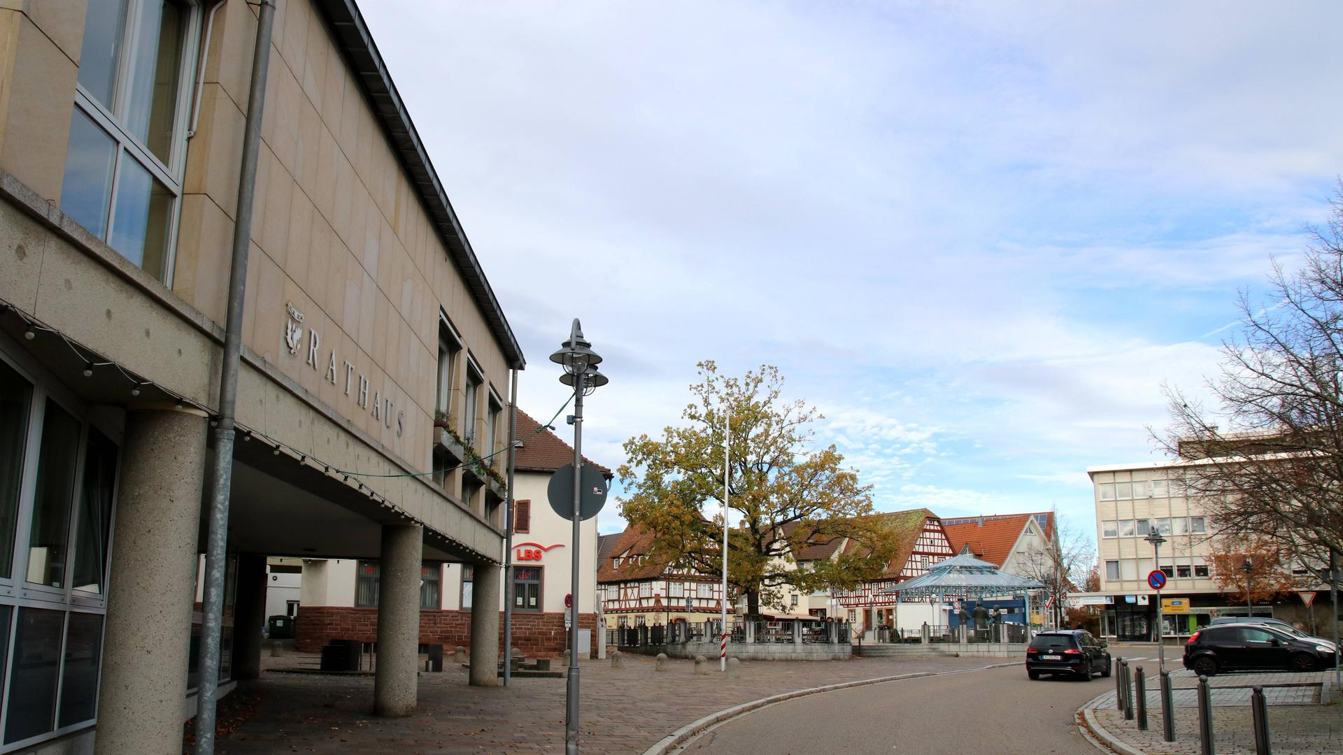 Das Rathaus in Birkenfeld, im Hintergrund der Marktplatz