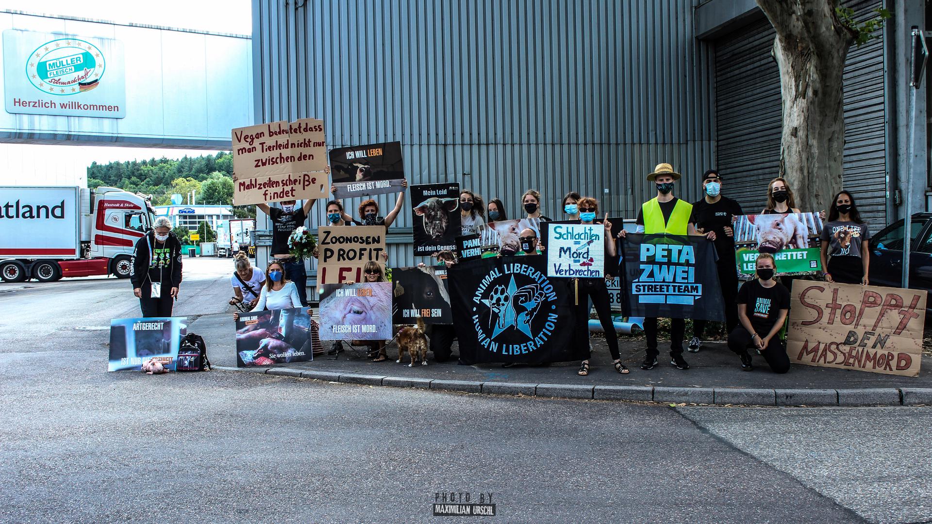 Eine Gruppe demonstriert mit Plakaten vor dem Schlachthaus von Müller Fleisch gegen Tierausbeutung.