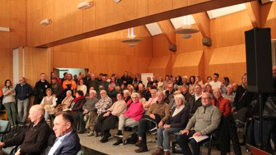 Andrang im Sitzungssaal: Vor großem Publikum stimmte der Gemeinderat über den Antrag der UWB-Fraktion ab. Darin ging es um einen Bürgerentscheid zu Windkraftanlagen im Birkenfelder Wald.