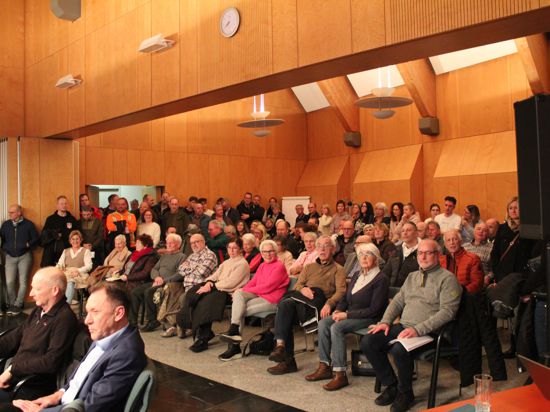 Andrang im Sitzungssaal: Vor großem Publikum stimmte der Gemeinderat über den Antrag der UWB-Fraktion ab. Darin ging es um einen Bürgerentscheid zu Windkraftanlagen im Birkenfelder Wald.