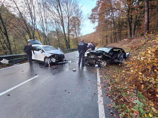 Auf der Kreisstraße zwischen Gräfenhausen und Niebelsbach sind zwei Autos frontal zusammengestoßen.