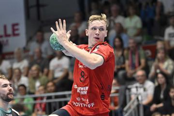 Handball Zweite Bundesliga, Nico Schöttle beim Wurf