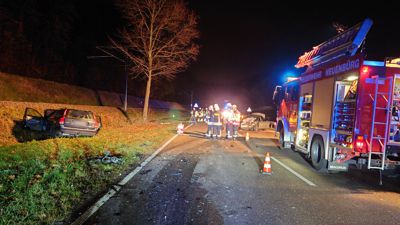 Ein schwerer Unfall ereignete sich am Donnerstagabend auf der B294 bei Birkenfeld. Zwei Fahrzeuge kollidierten, eines kam von der Fahrbahn ab.
