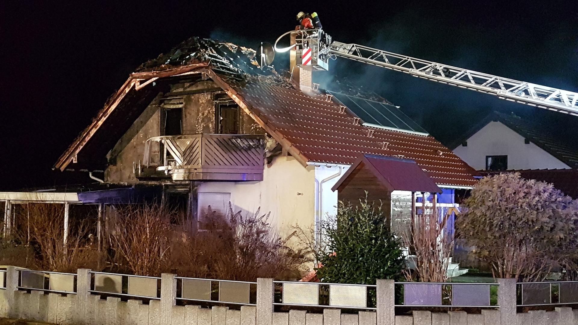 In Straubenhardt-Feldrennach ist ein Einfamilienhaus am Freitagabend, 10. Januar 2020, ausgebrannt.