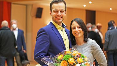 Der kommende Eisinger Bürgermeister Sascha-Felipe Hottinger (CDU) mit seiner Gattin Romina in der Bohrrainhalle in Eisingen.