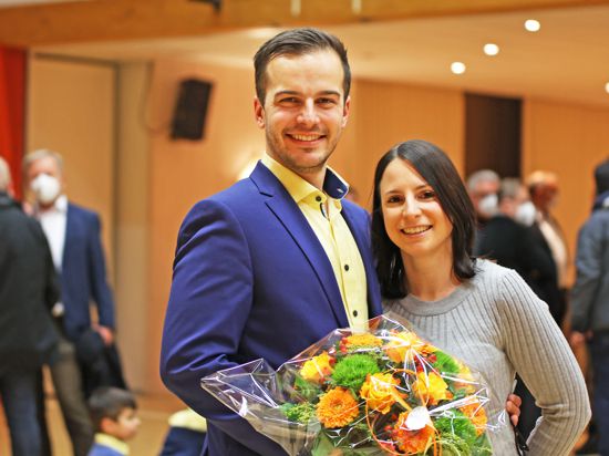 Der kommende Eisinger Bürgermeister Sascha-Felipe Hottinger (CDU) mit seiner Gattin Romina in der Bohrrainhalle in Eisingen.