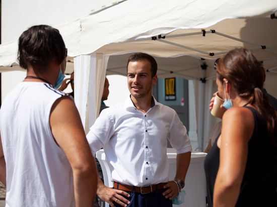Im Gespräch: Zum Auftakt seines Wahlkampfes hat Sascha-Felipe Hottinger Besucher bei einer Aktion zu einem Kaffee eingeladen und sich mit ihnen über viele Themen ausgetauscht.