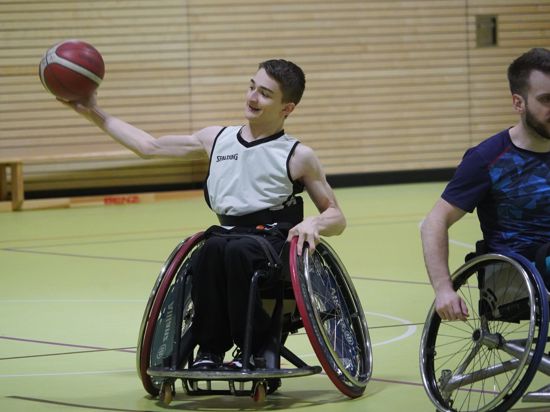 Die eine Hand hat Janis am Ball, die andere am Rad seines Rollstuhls. Wenn er mit seinen Mannschaftskollegen in der Sporthalle der Pforzheimer Nordstadtschule trainiert, dann geht es schnell zu.