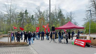Rund 60 Demonstranten versammelten sich vor der JVA Heimsheim zur Solidaritätskundgebung für ihren inhaftierten Genossen. 