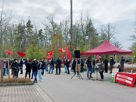 Rund 60 Demonstranten versammelten sich vor der JVA Heimsheim zur Solidaritätskundgebung für ihren inhaftierten Genossen. 