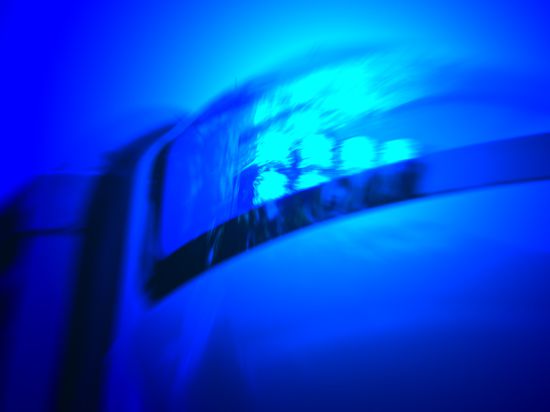 Ein Blaulicht eines Einsatzfahrzeugs der Polizei.