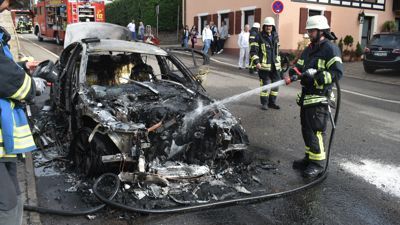 Ein Auto ist am Montag in Ispringen ausgebrannt.