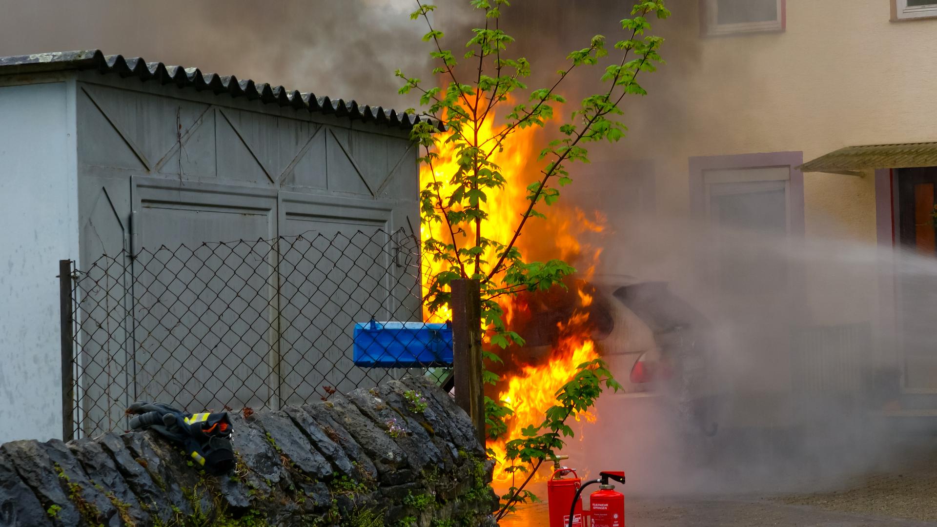 In der Schmalzgasse in Ispringen ist am Sonntag gegen 12.30 Uhr ein Fahrzeug ausgebrannt. 