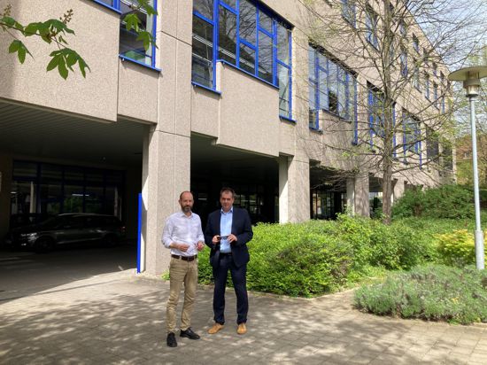 Die beiden OBE-Geschäftsführer Peter Georg Specht (links) und Erik Schäfer stehen vor dem OBE-Gebäude in Ispringen. In den Händen halten sie eine Datenbrille (Echo Frames, Schäfer) und eine Brille, deren Scharnier per 3D-Druck hergestellt wurde (Specht).