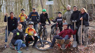 Strahlende Gesichter: Beim Bike-Team des Ispringer Turnvereins freuen sich alle über den neuen Bikepark am Ortsrand, auch Abteilungsleiter Martin Merkle (links), der das Ganze ins Rollen gebracht hat.