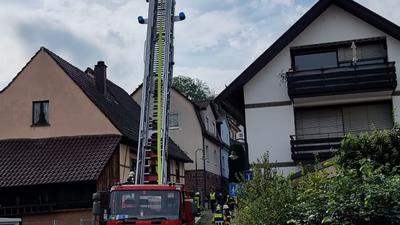 Feuerwehreinsatz: Eine Wohnung in einem Zweifamilienhaus in Kämpfelbach brannte am Samstagnachmittag aus. Die Bewohner des Zweifamilienhauses blieben unverletzt.