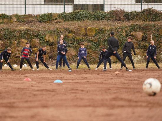 Nicht mehr im besten Zustand: Auf dem Hartplatz trainieren auch die Jugendmannschaften des FC Ersingen. Mit einem Kunstrasenspielfeld will der Verein künftig kindgerechte Trainingsmöglichkeiten schaffen.