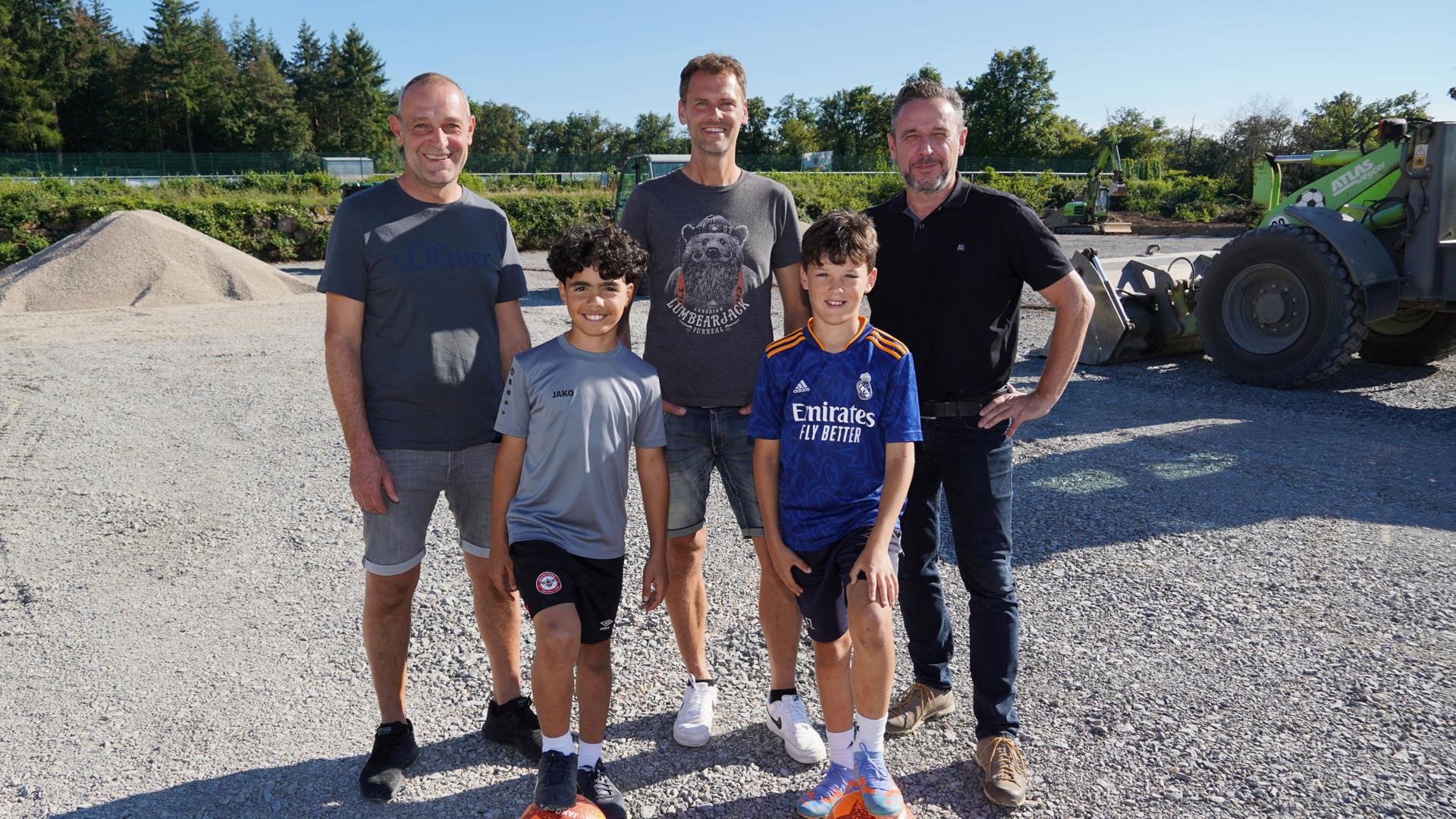 Martin Grimm, Stephan Zettelmayer und Felix Fränkle (hinten, von links) freuen sich zusammen mit zwei Jugendspielern des Vereins darauf, dass der neue Kunstrasenplatz des FC Ersingen im Herbst fertig wird.