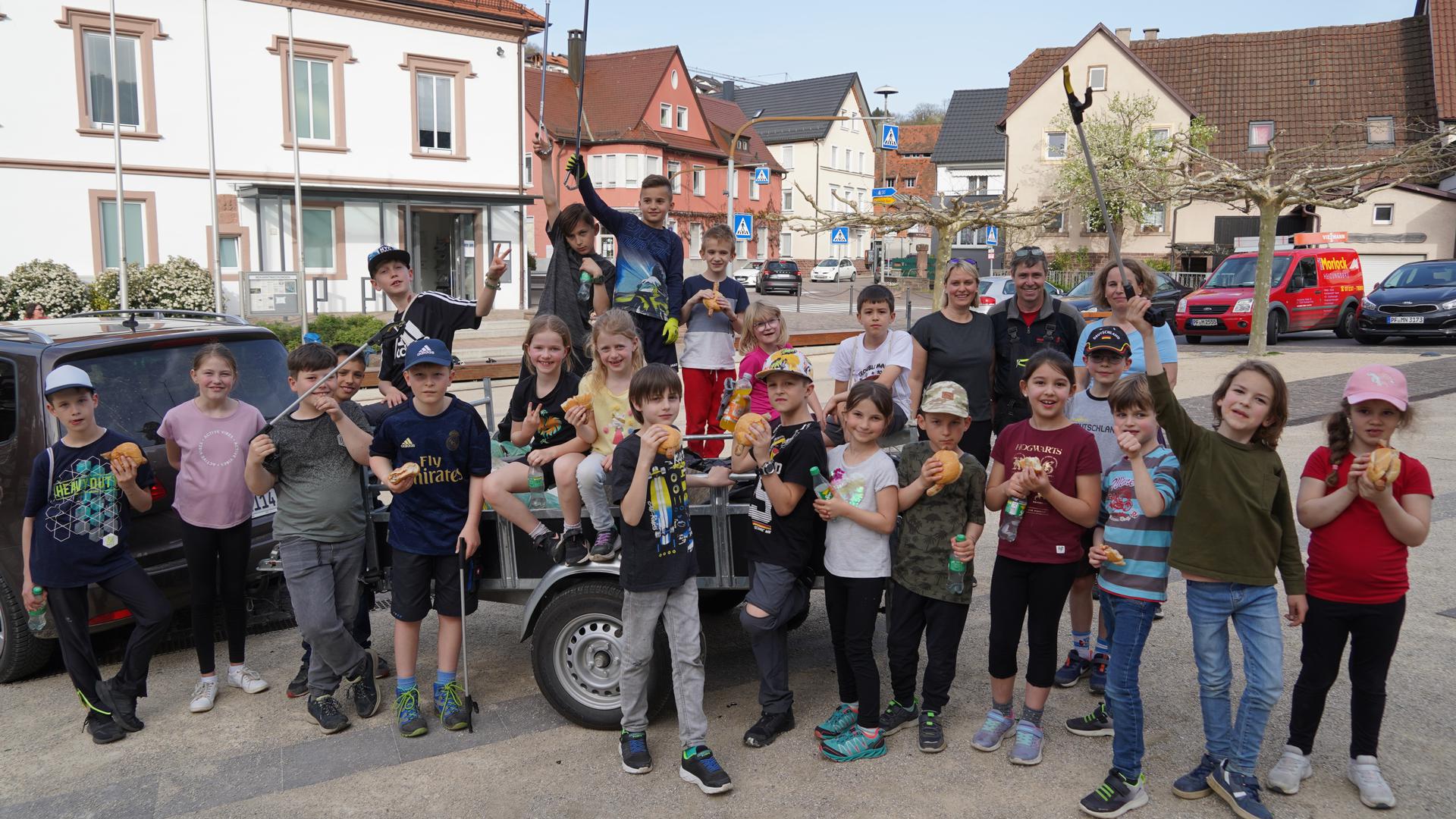 Mit Greifzangen und Müllsäcken: Zwei Stunden lang haben 24 Kinder in Ersingen am Mittwoch Müll eingesammelt. Zum Abschluss trafen sich alle auf dem Dorfplatz.