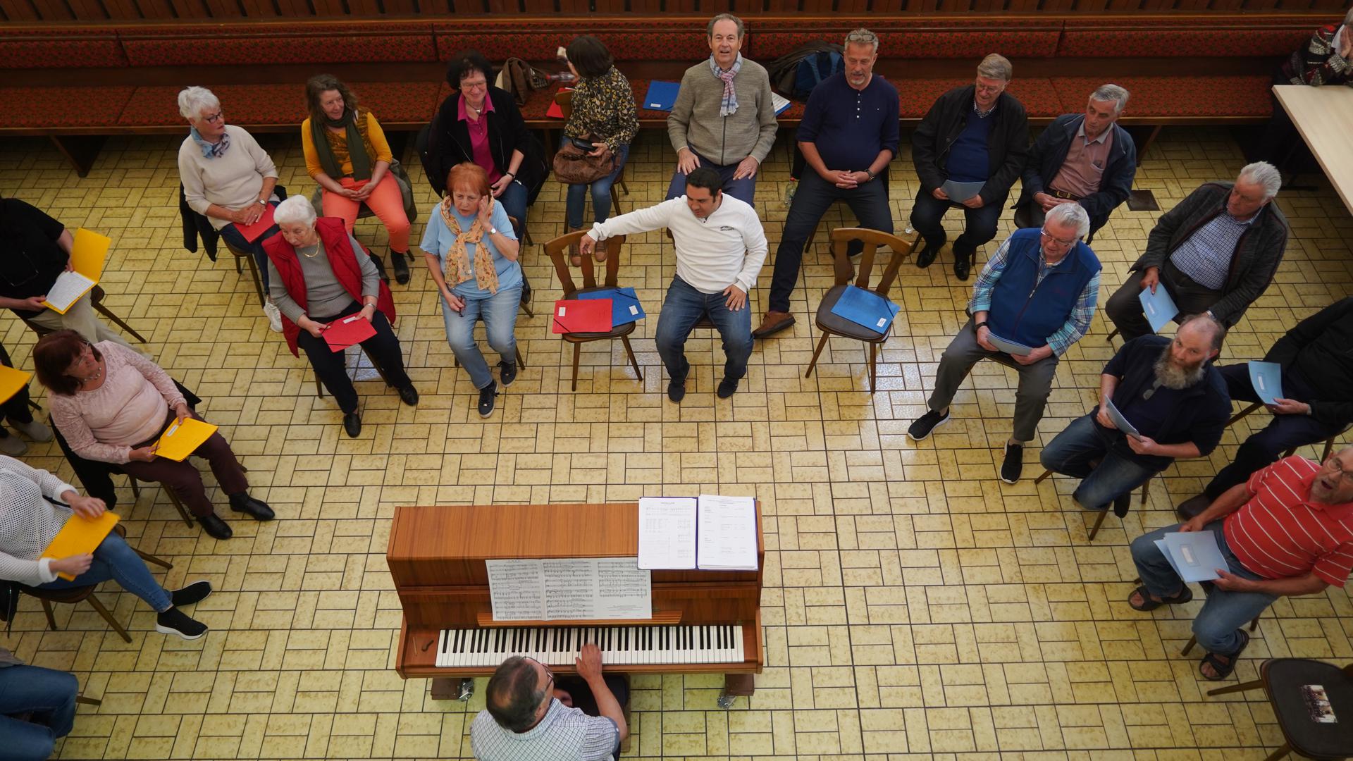 Die rund 30 Sänger des Projektchors 150 unter der Leitung von Chordirektor Richard Reiling proben für das Jubiläumskonzert. 