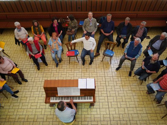Proben auf Hochtouren: Fleißig üben die rund 30 Sänger des Projektchors 150 unter der Leitung von Chordirektor Richard Reiling für das Jubiläumskonzert. Schließlich soll in der Remchinger Kulturhalle alles perfekt sein.