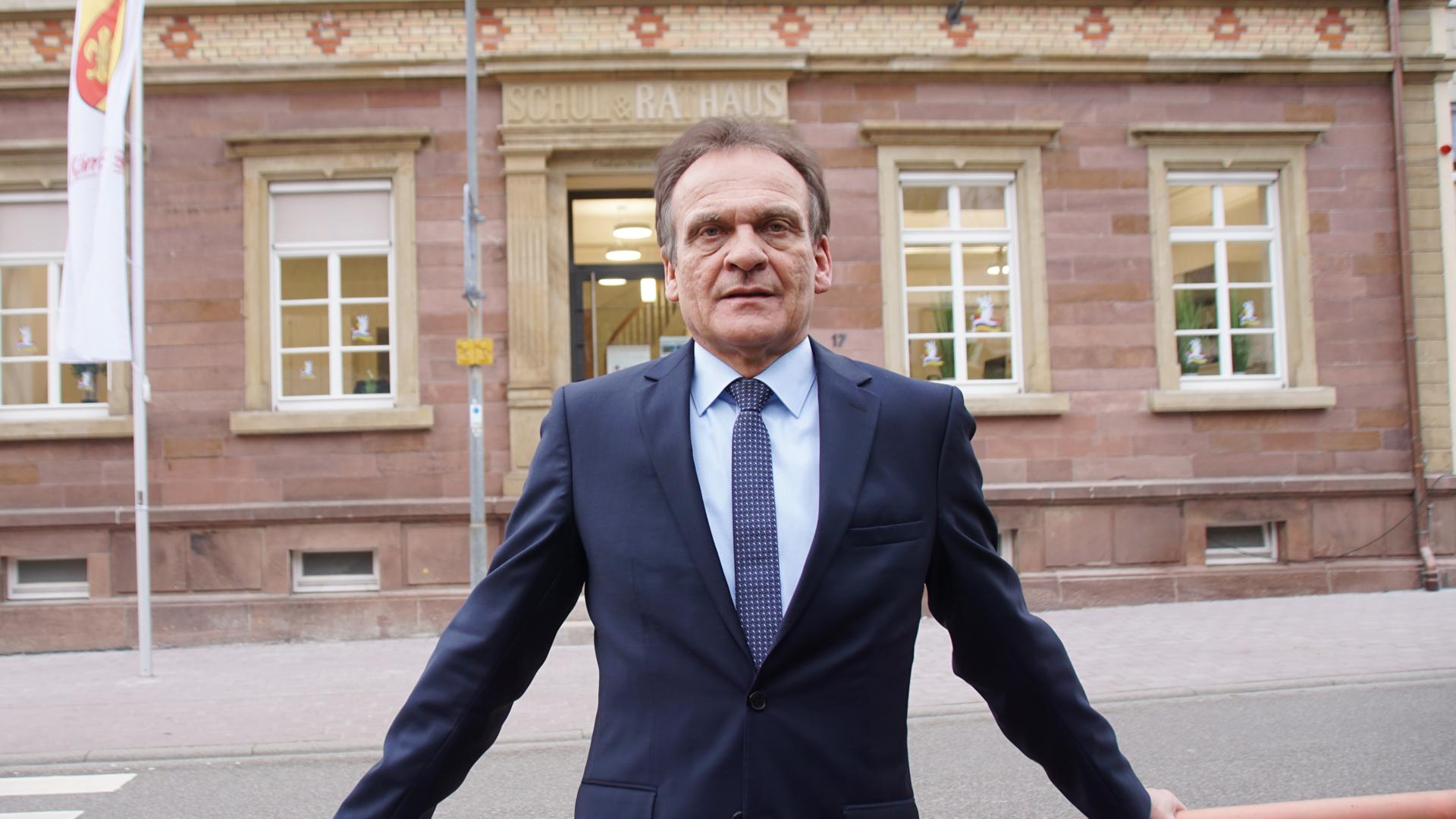 Hat seine Entscheidung getroffen: Kämpfelbachs Bürgermeister Udo Kleiner, der hier vor dem Bilfinger Rathaus steht. Dessen Sanierung zählt zu den größten Leistungen in seiner 16 Jahre dauernden Amtszeit.