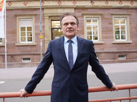Hat seine Entscheidung getroffen: Kämpfelbachs Bürgermeister Udo Kleiner, der hier vor dem Bilfinger Rathaus steht. Dessen Sanierung zählt zu den größten Leistungen in seiner 16 Jahre dauernden Amtszeit.