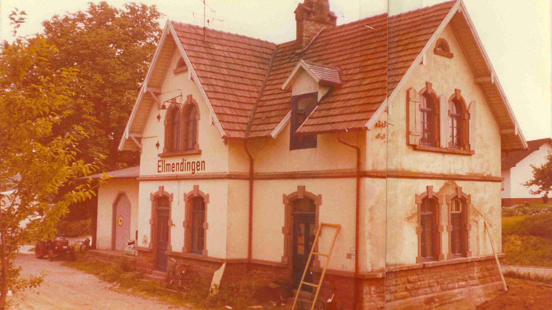 eine alte Fotografie zeigt den baufälligen Bahnhof in Ellmendingen, wie in Wolfgang Kisch in den 1970er kaufte und umbaute