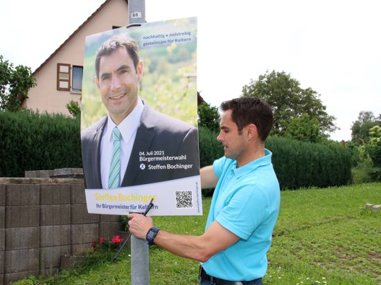 Startet seinen Wahlkampf: Kelterns Bürgermeister Steffen Bochinger hat zum Auftakt am Mittwoch Wahlplakate aufgehängt – hier in Dietenhausen.
